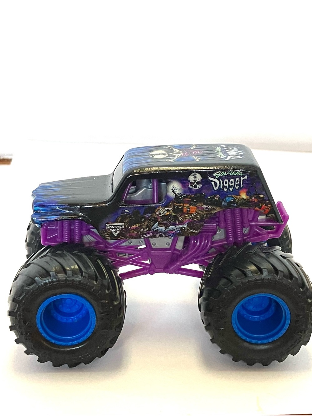 Monster Jam Son UVA Grave Digger Die Cast Monster Truck 1:64 BKT Tires